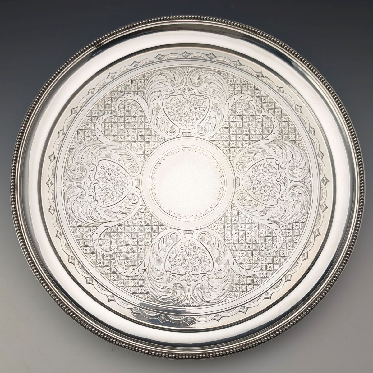1890年 英国アンティーク 純銀製 脚付きサルヴァ カードトレイ直径26cm 517g Elkington