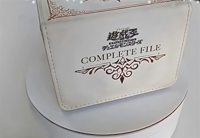 デッキケース 白の物語 アルバス エクレシア 遊戯王 レザー