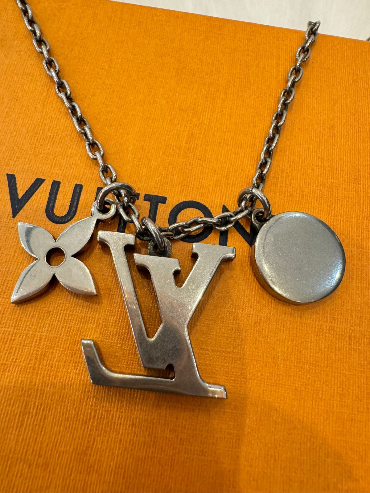 LOUIS VUITTON ルイヴィトン ペンダント LVイニシャル