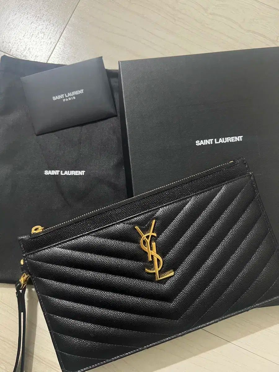 YVES SAINT LAURENT イヴ サンローラン ビル ポーチ クラッチバッグ