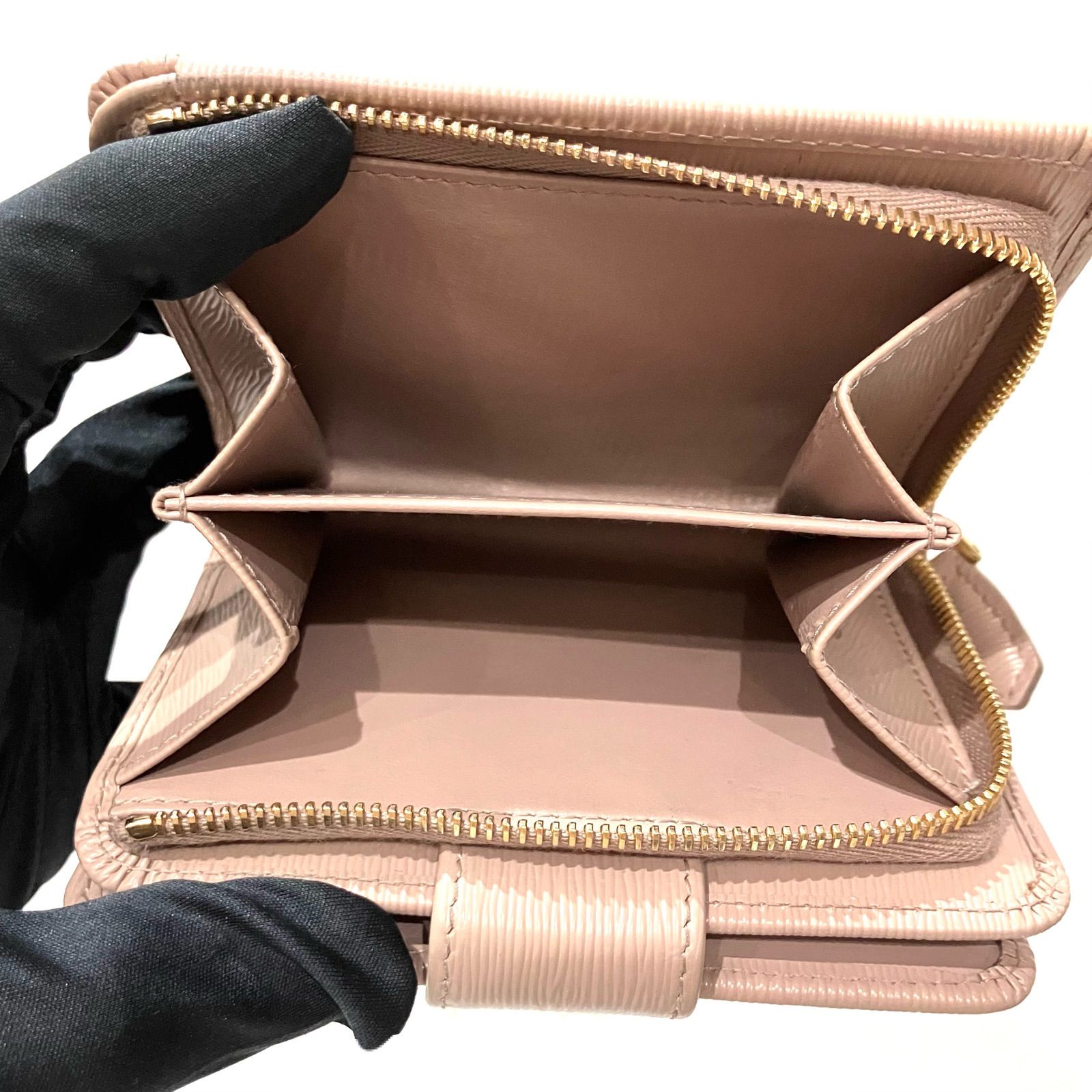 【美品】プラダ 三つ折財布 ベージュ サフィアーノ 三角ロゴ レディース プラダ 三つ折り財布/ミニ財布 財布 レディース サフィアーノ