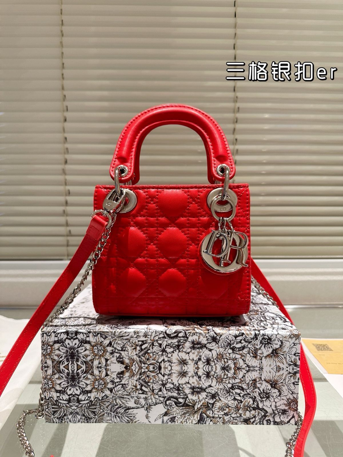 Dior Lady Dior ミディアム　ラムスキン　新品未使用　パウダーピンク 今日WTO】Dior Lady Dior Lambskin Bag with Foldable Gift Box