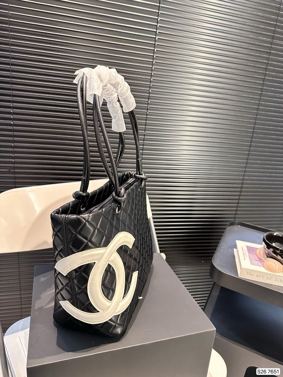 CHANELシャネルの控えめで質感のあるショルダーバッグ