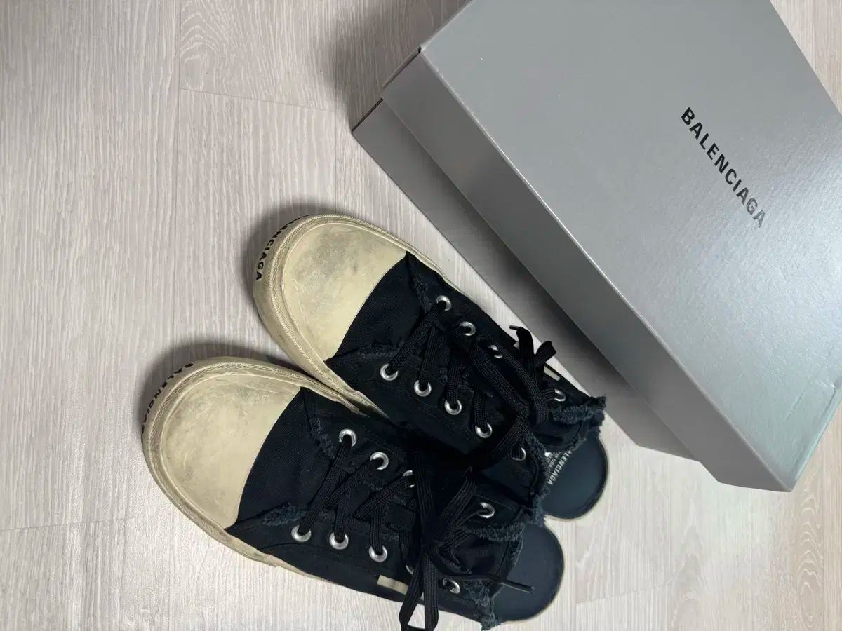 靴 BALENCIAGA PARIS MULE DEST PIERCING Balenciaga's Distressed