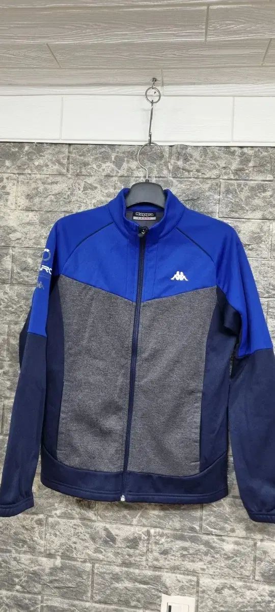 NIKE アディダス