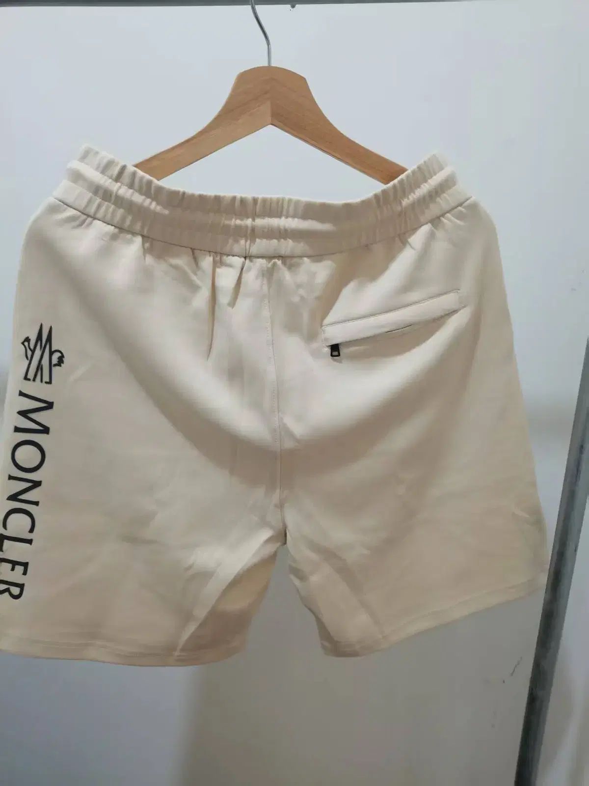 22SS【未使用】モンクレール シルク100% ショートパンツ レディース MONCLER(モンクレール) ユニセックス 夏 英語ロゴ ベージュ