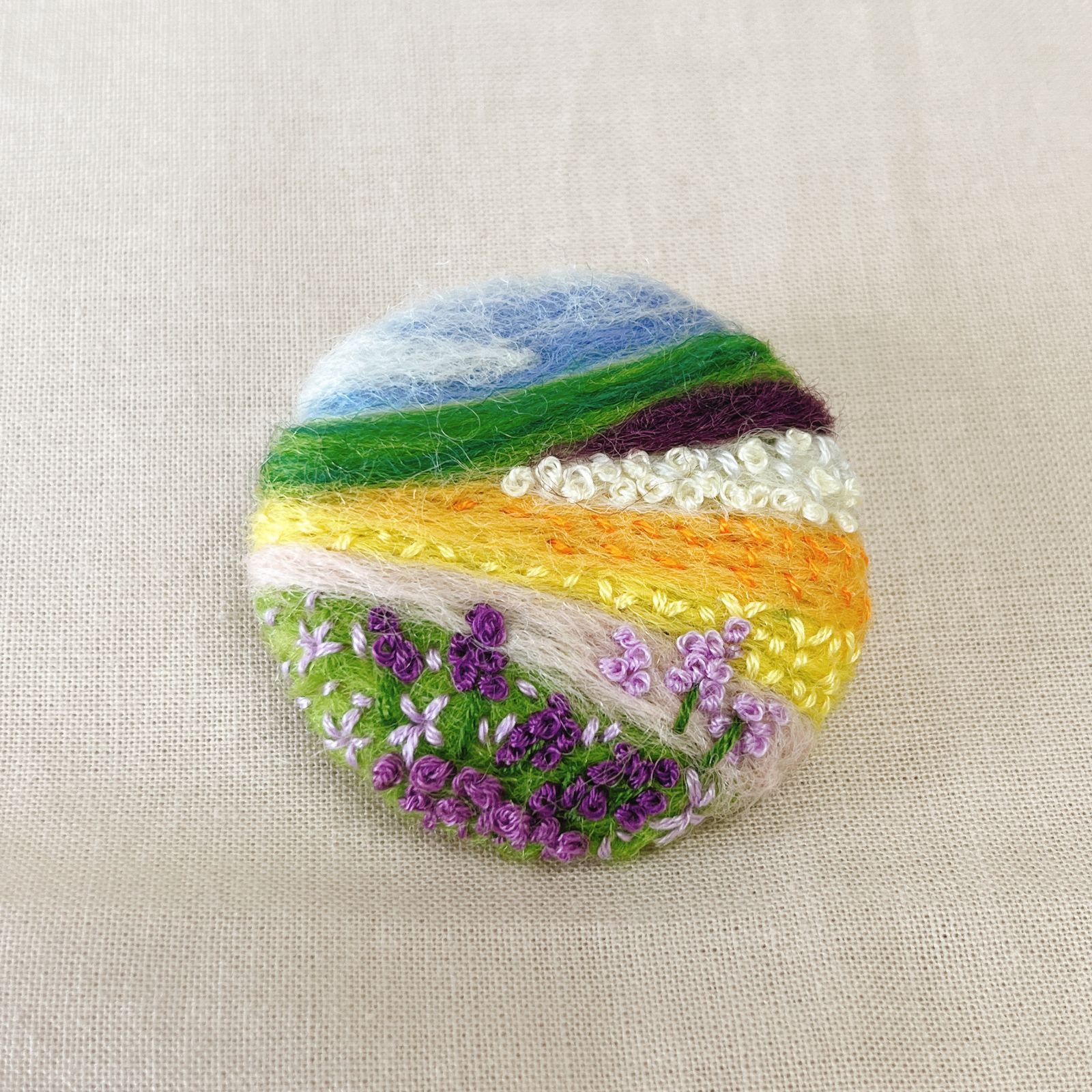 羊毛フェルトブローチ★ハンドメイド★刺繍★ビーズ★ 広大に広がる菜の花 羊毛フェルトブローチ☆ハンドメイド☆刺繍☆ビーズ☆ 広大に