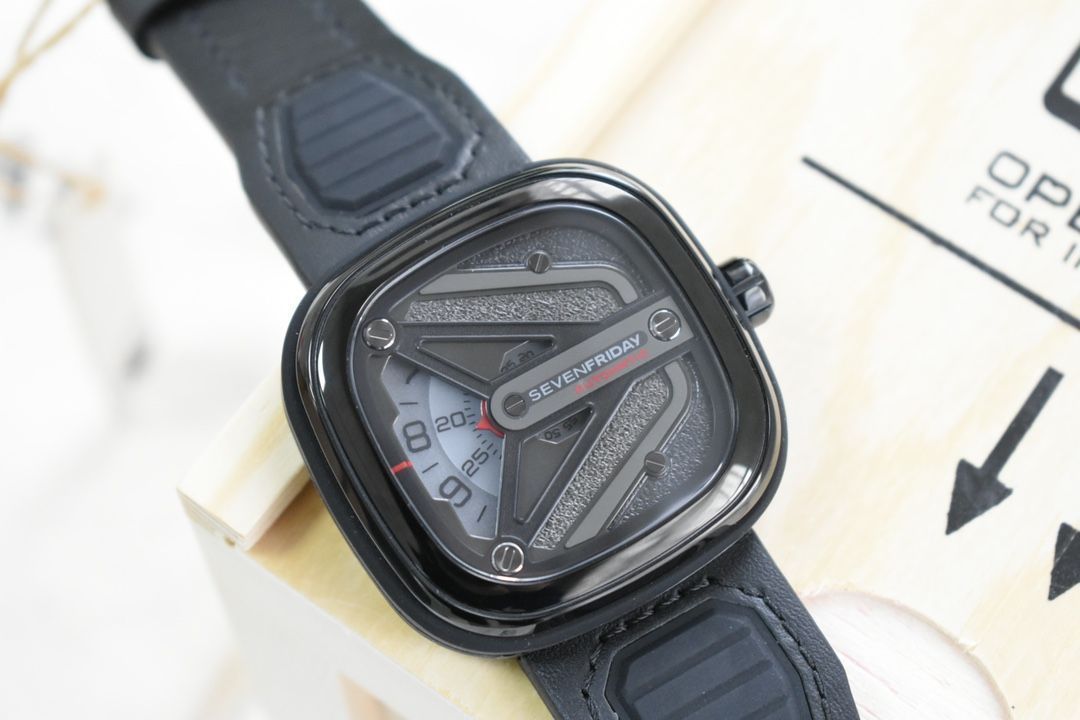 SEVENFRIDAY セブンフライデー M3|01｜宇宙船インスパイアデザイン｜NFC認証付き|実物撮影 ♥