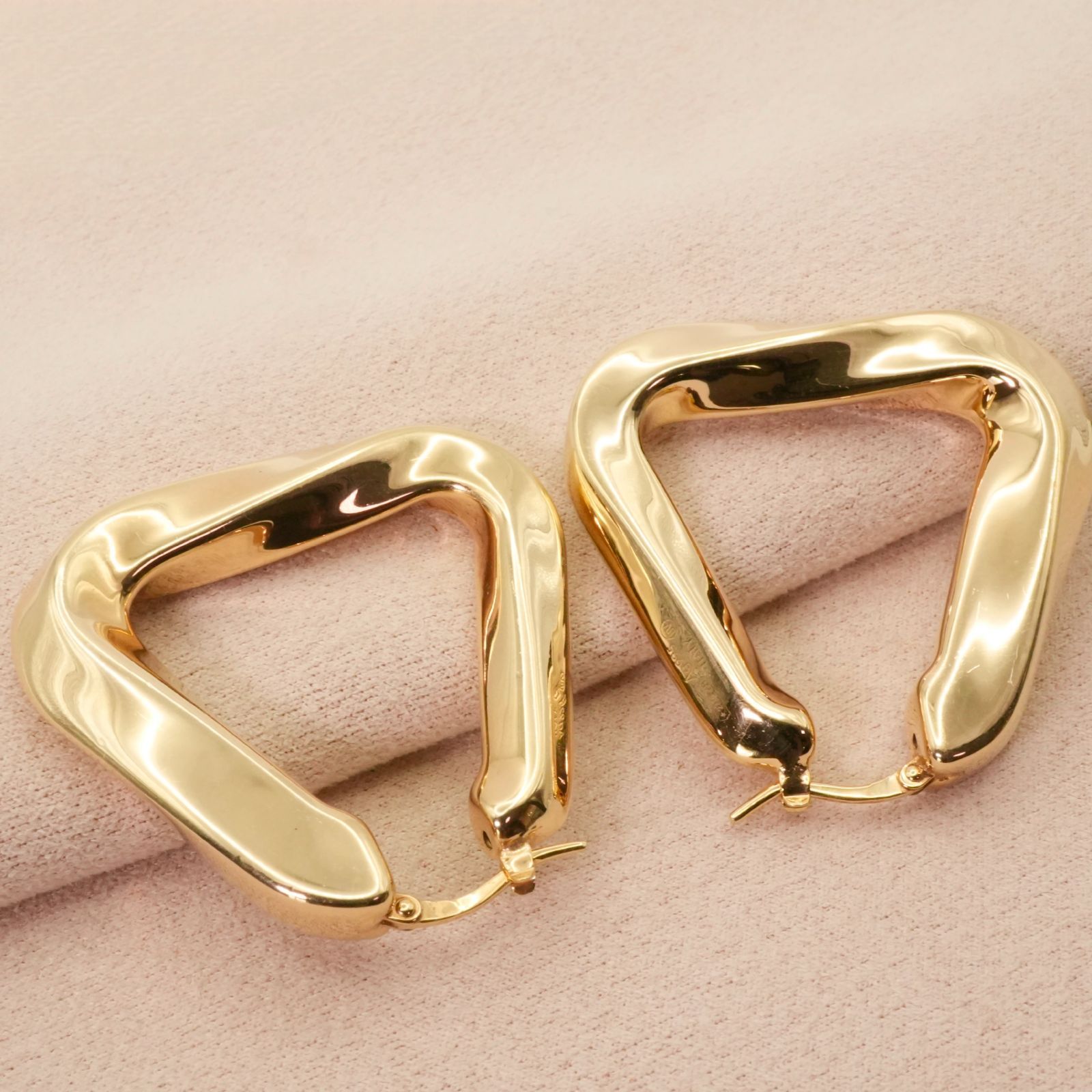 ◾️ボッテガべネタ ツイストトライアングルピアス スモール BOTTEGA