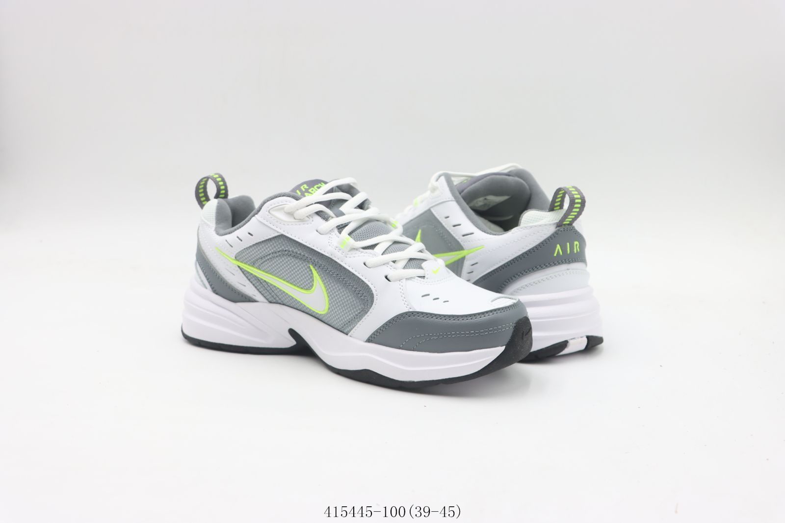 ナイキのランニングシューズ 白灰緑