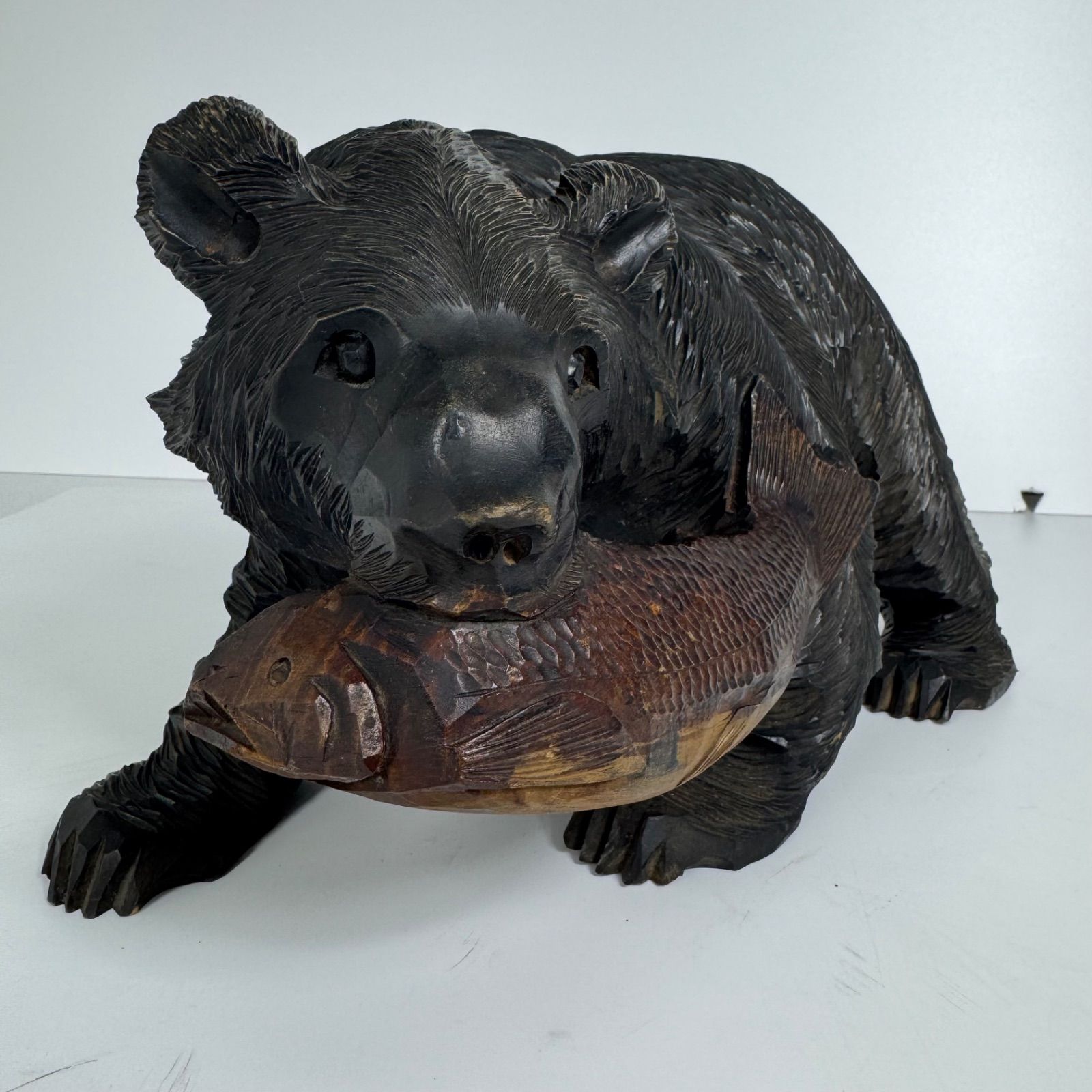 北海道伝統工芸 木彫りの熊 鮭くわえ彫刻 作家銘あり 彫刻アート 置物
