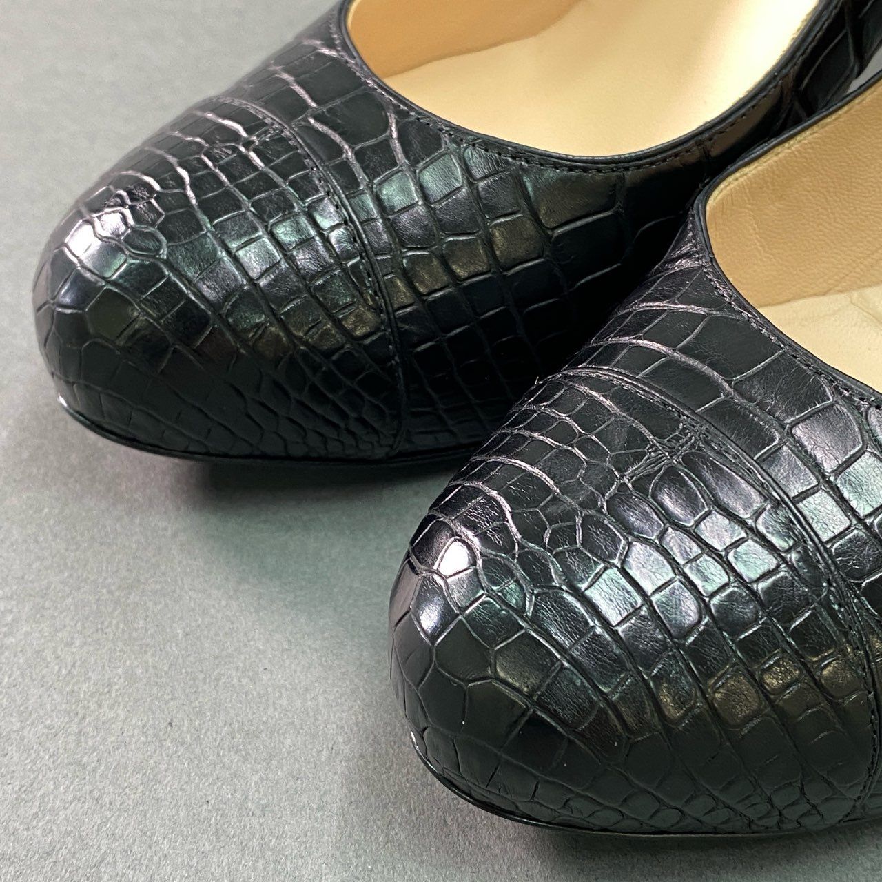 CHANEL ブラックレザー ウェッジヒール Chanel Black Wedge With Gold Tone Capped Toe With Chanel