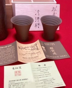 ◎新品木箱入り◎越前焼　冷酒杯ペアセットと一輪挿し ◎新品木箱入り◎越前焼 冷酒杯ペアセットと一輪挿し - メルカリ
