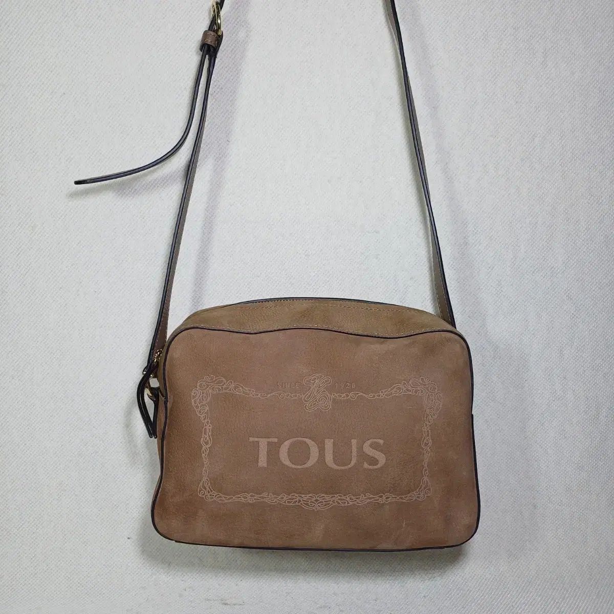 TOUS 投げ捨てる スエード クロスバッグ