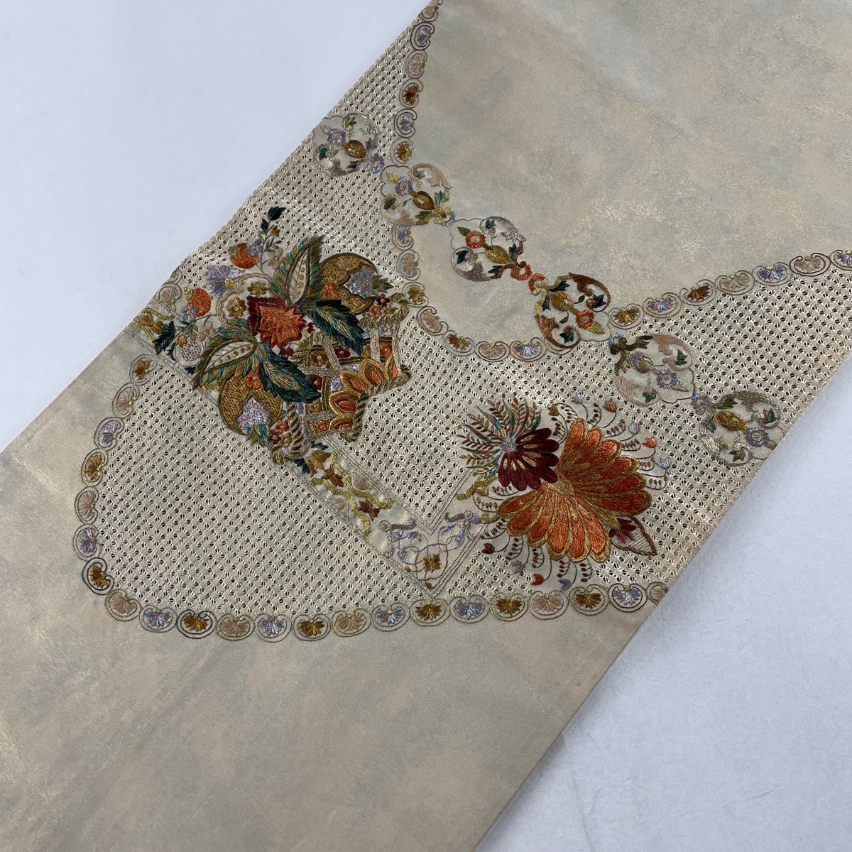 袋帯 名品 草花 金糸 刺繍 金色 お太鼓柄 正絹 【中古】 - メルカリ 袋帯 名品 草花 金糸 刺繍 金色 お太鼓柄 正絹 【中古】 - メルカリ