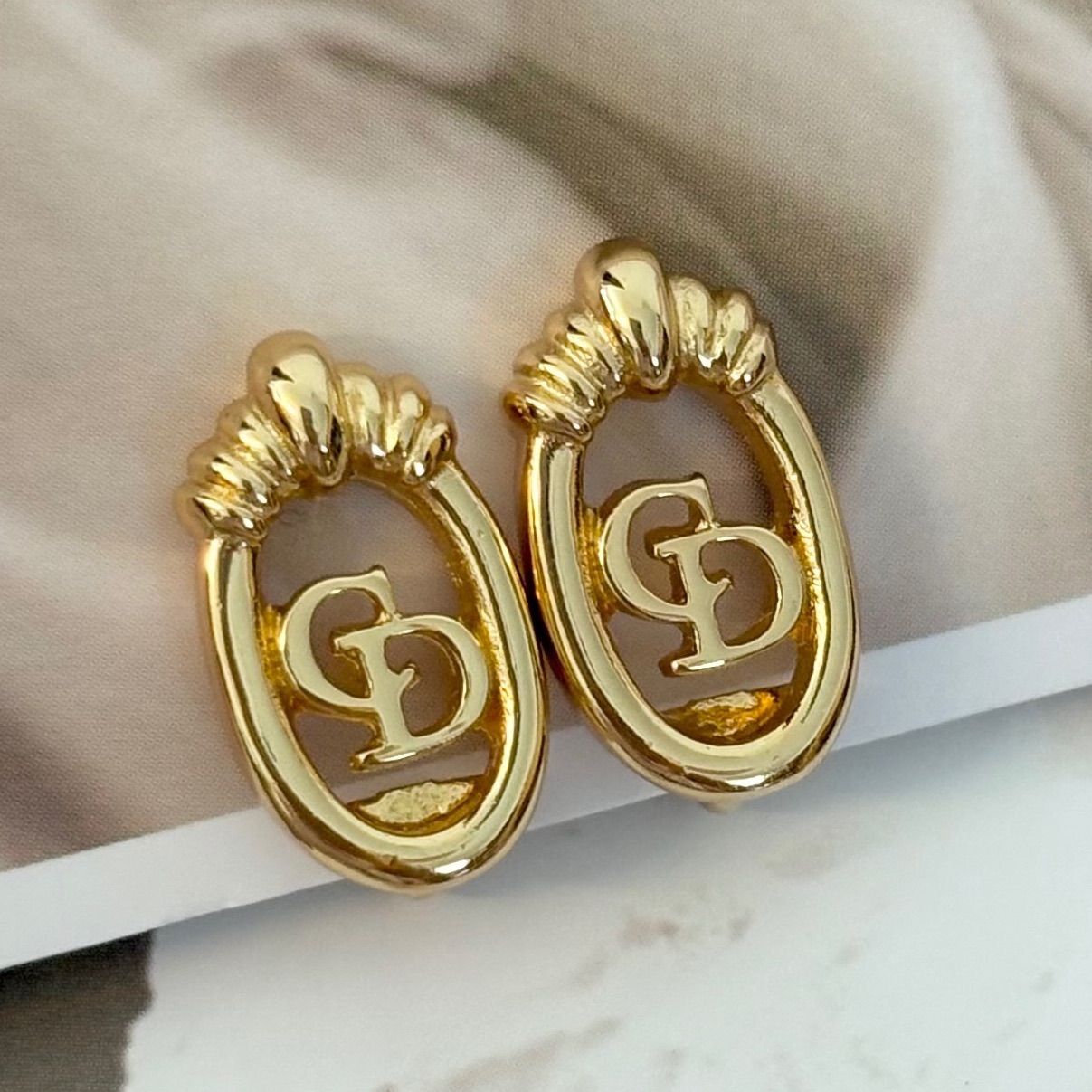 美品】クリスチャンディオール イヤリング ディオールロゴ オーバル 金