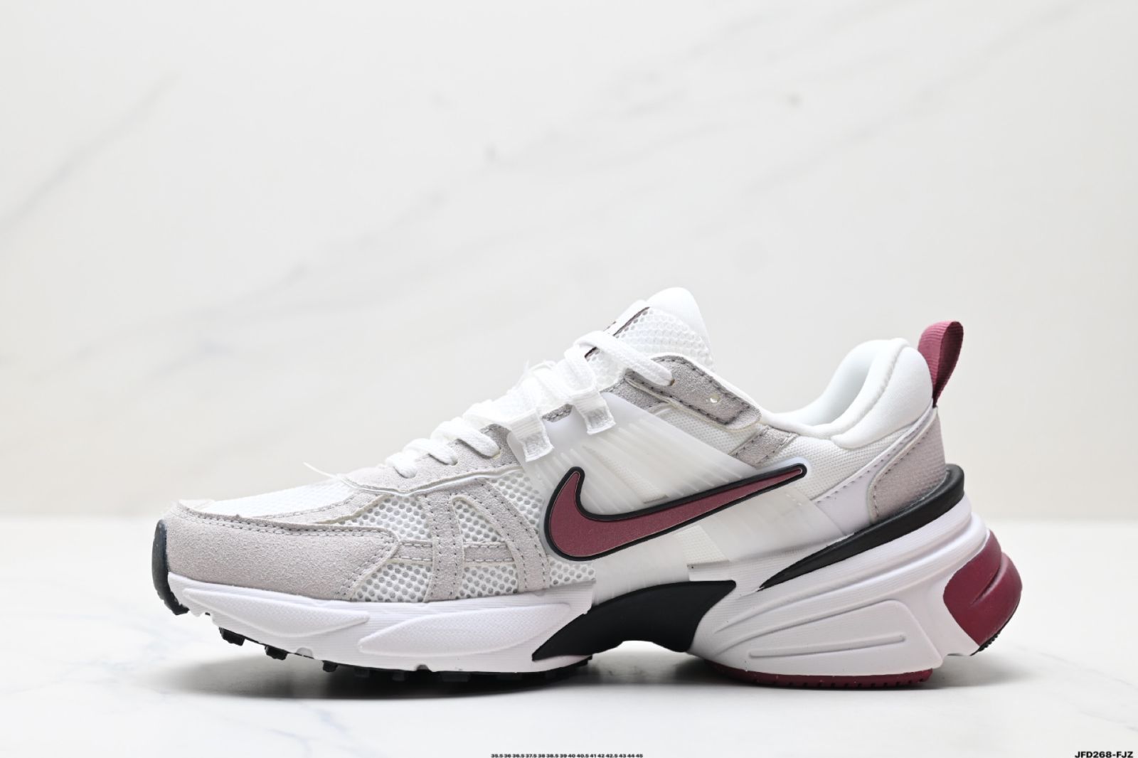 品質保証！ ナイキ NIKE V2K RUN ランニングシューズ レトロな雰囲気 メッシュ素材で通気性の良いスポーツシューズ