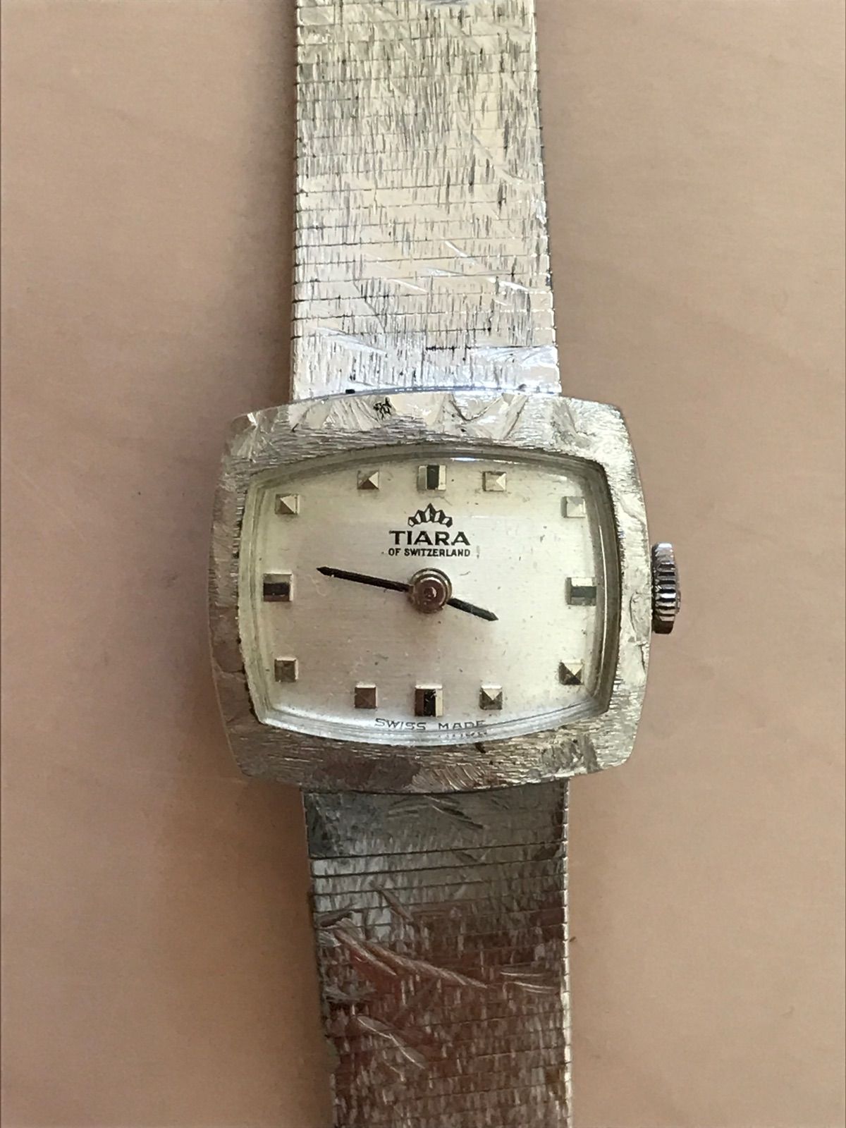 TIARA vintage watch スイス ヴィンテージ 時計 本命ギフト - 時計