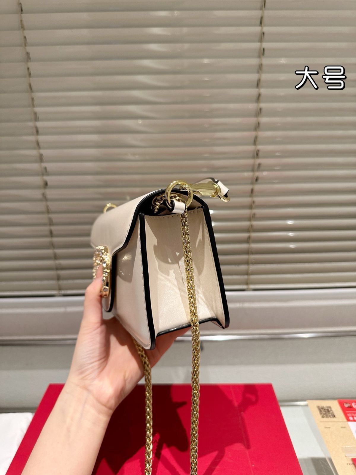 国内発送★VALENTINO★Small Loco ショルダーバック 今日特価】VALENTINO Loco ショルダーバッグ - メルカリ