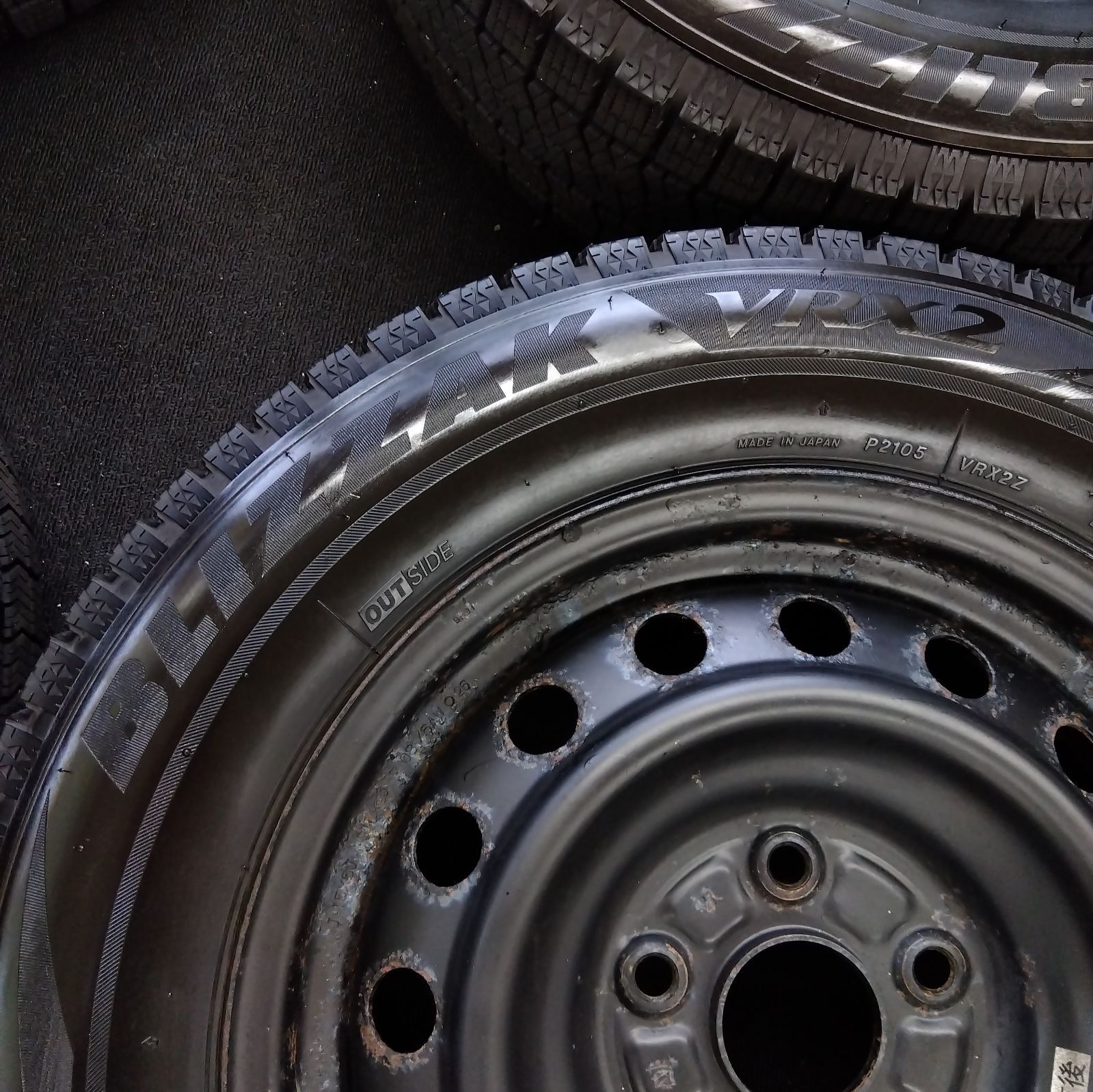 全国送料無料。 15×6J＋39 195 65R15 バリ溝 タイヤホイールセット ４本セット スチールホイール 15インチ ブリヂストン ブリザック VRX2 スタッドレス タイヤ トヨタ TOYOTA ホイールキャップ ルミオン 【正規品】