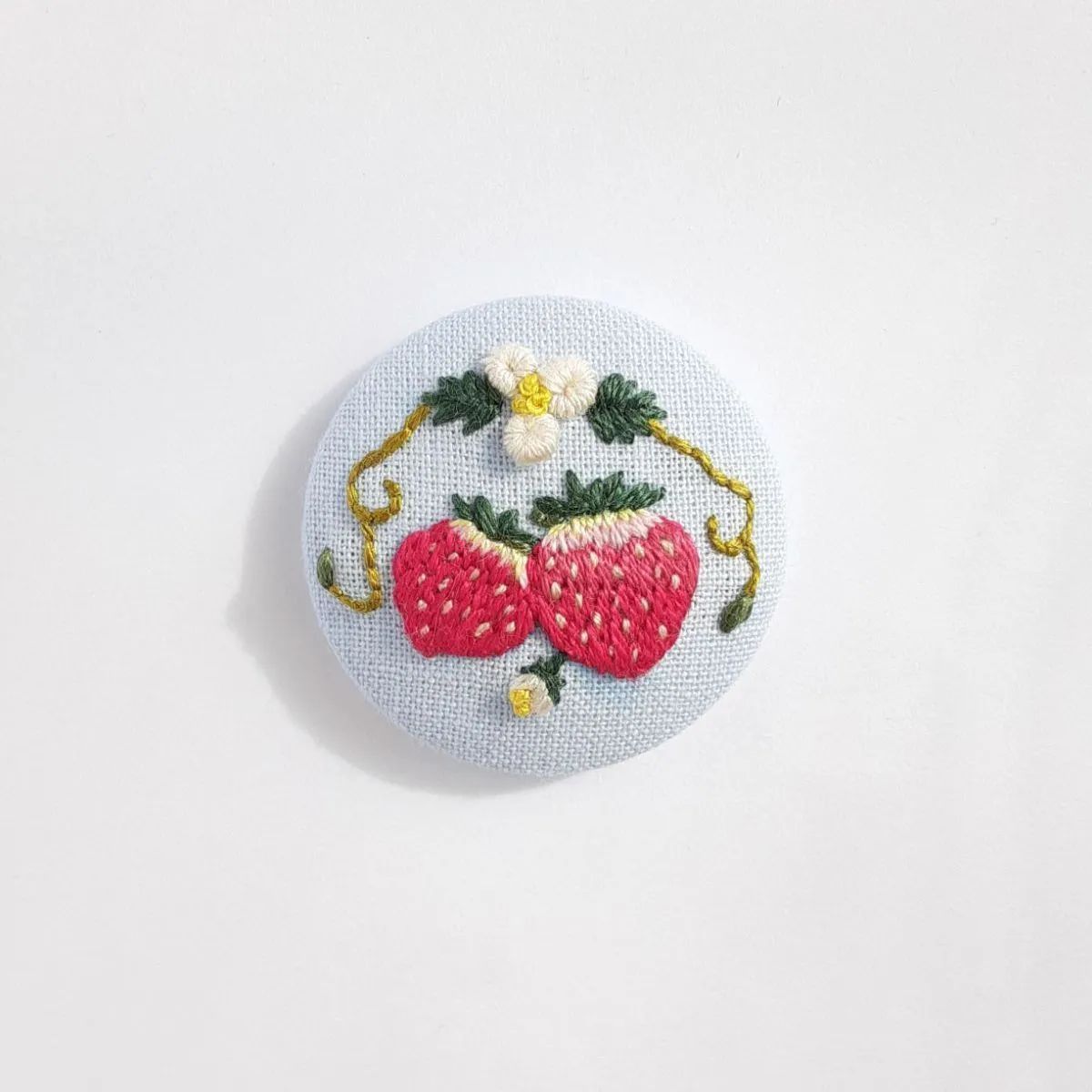 いちごの刺繍ブローチ/ヘアゴム - メルカリ