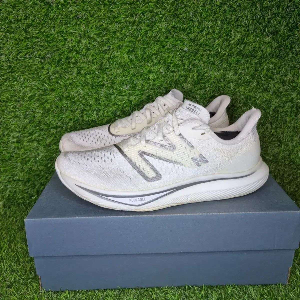 New Balance ニューバランス フューエルセル レベル 白 スニーカー 270