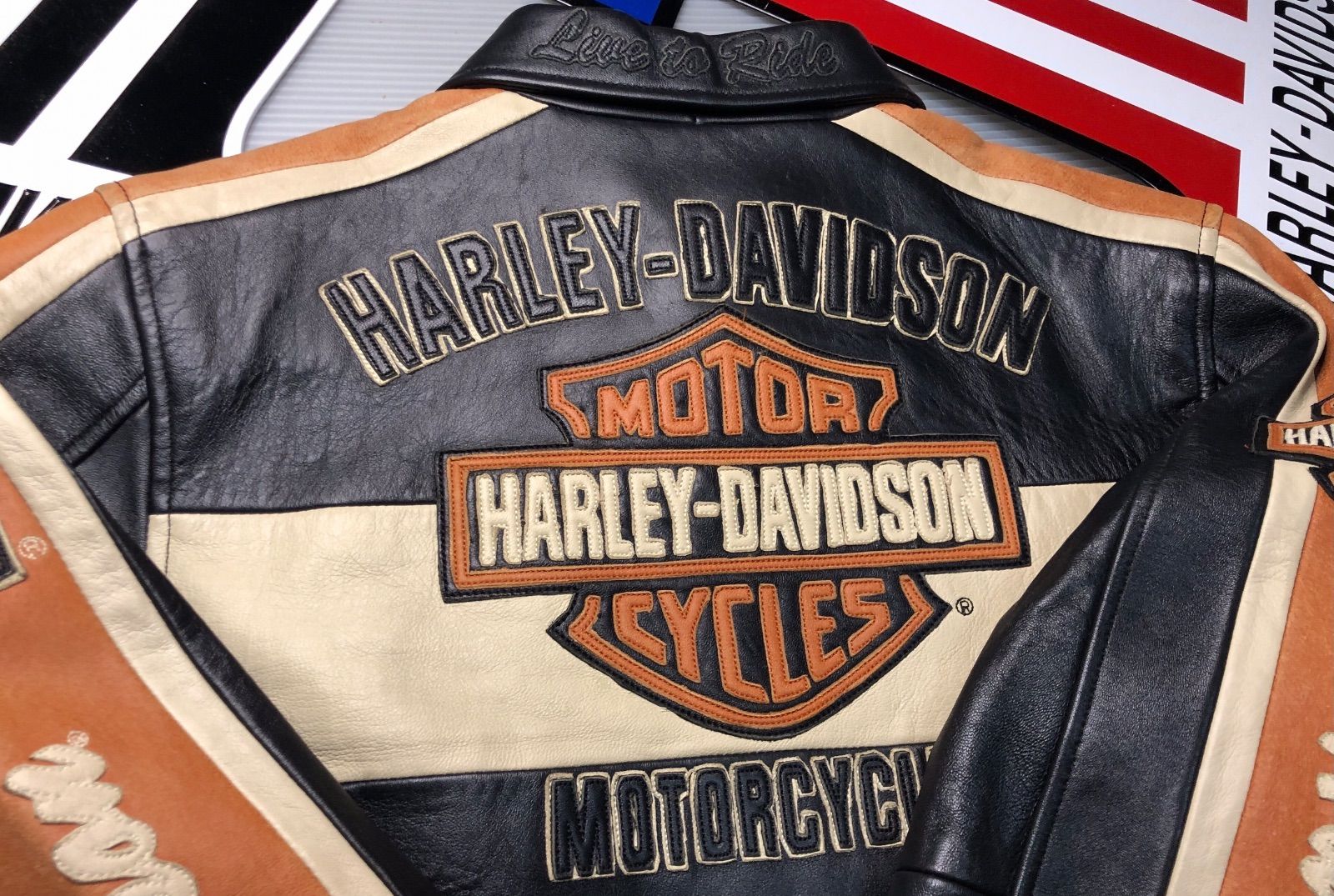 HARLEY DAVIDSON  ハーレーダビッドソン  【稀少！前後立体大型革刺繍・完売モデル！入手困難】★ 非常に柔らかく厚手の羊革ゴートスキンレザー・ソフト・グレインの本革製ジャケット