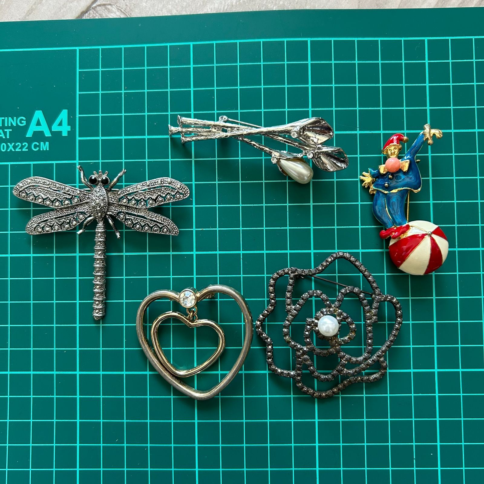ヴィンテージ ブローチ とんぼ ピエロ ハートモチーフ バラ 花 ヴィンテージ ブローチ とんぼ ピエロ ハートモチーフ バラ 花