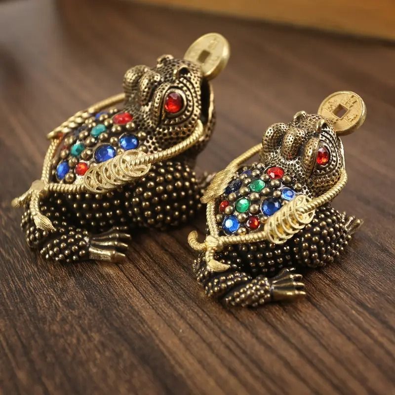 金色のカエルの置物 幸運の象徴