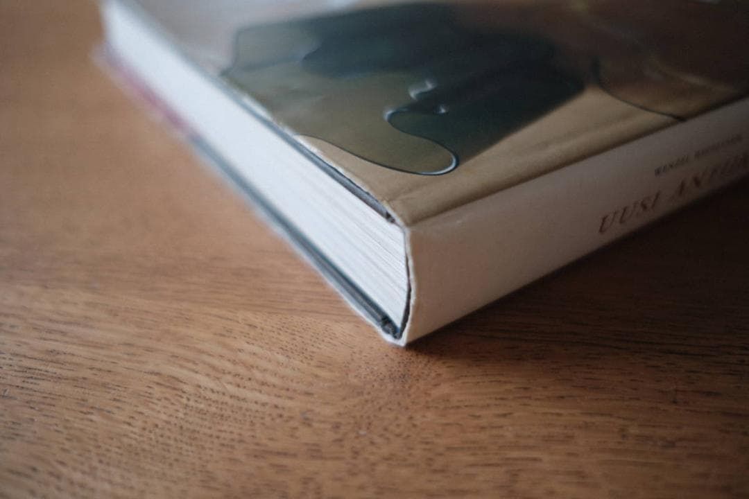 フィンランドの新しいアンティークブック Uusi