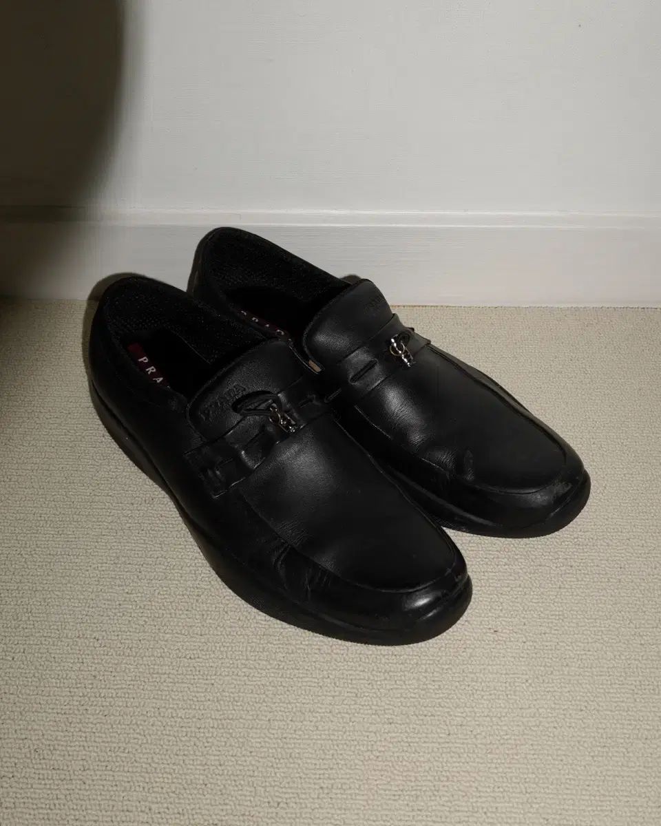 prada ローファー ロゴ エナメル 黒 トライアングル パテントレザー