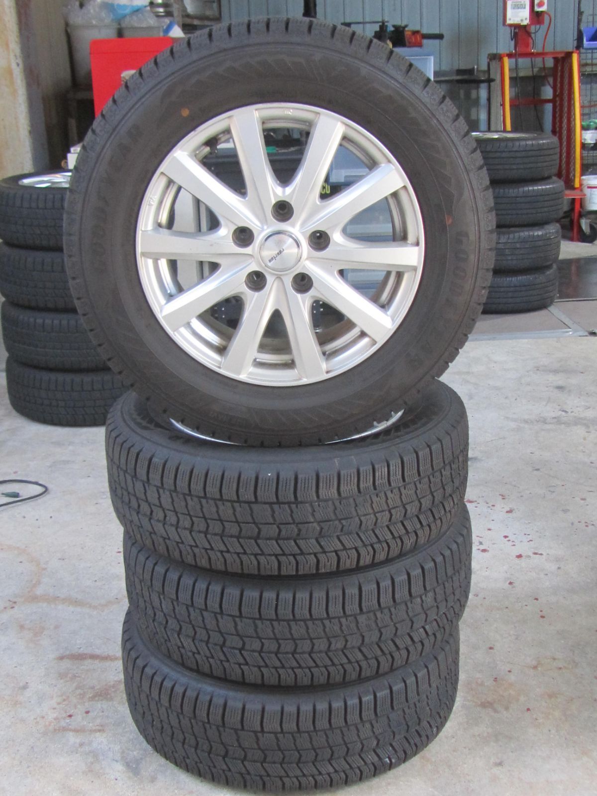 人気】195/65R15 スタッドレス グッドイヤー アイスナビ8 2024年