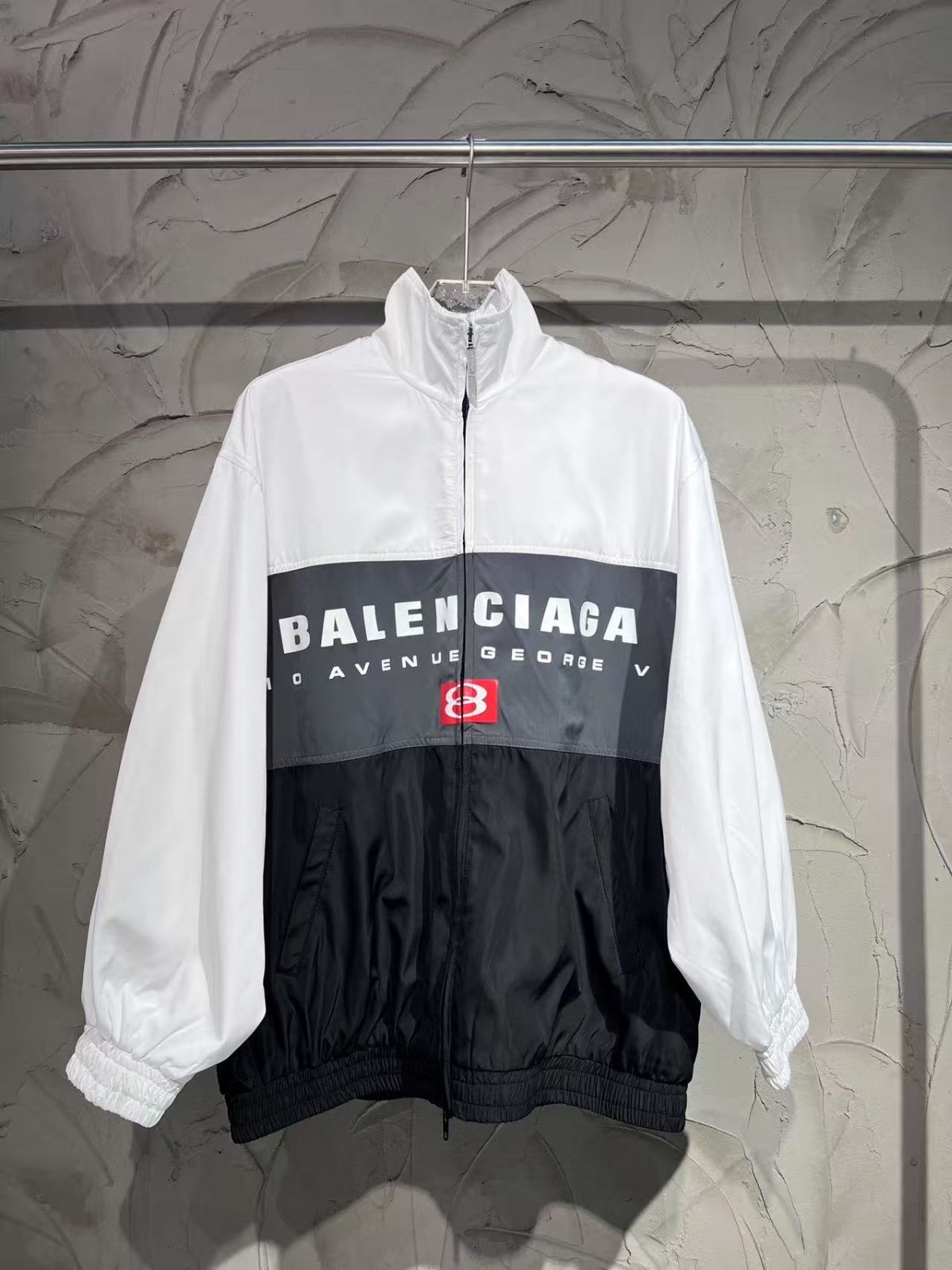 品揃え豊富で BALENCIAGA ナイロンジャケット メルカリ - ホワイト/ブラック ジャケット・アウター