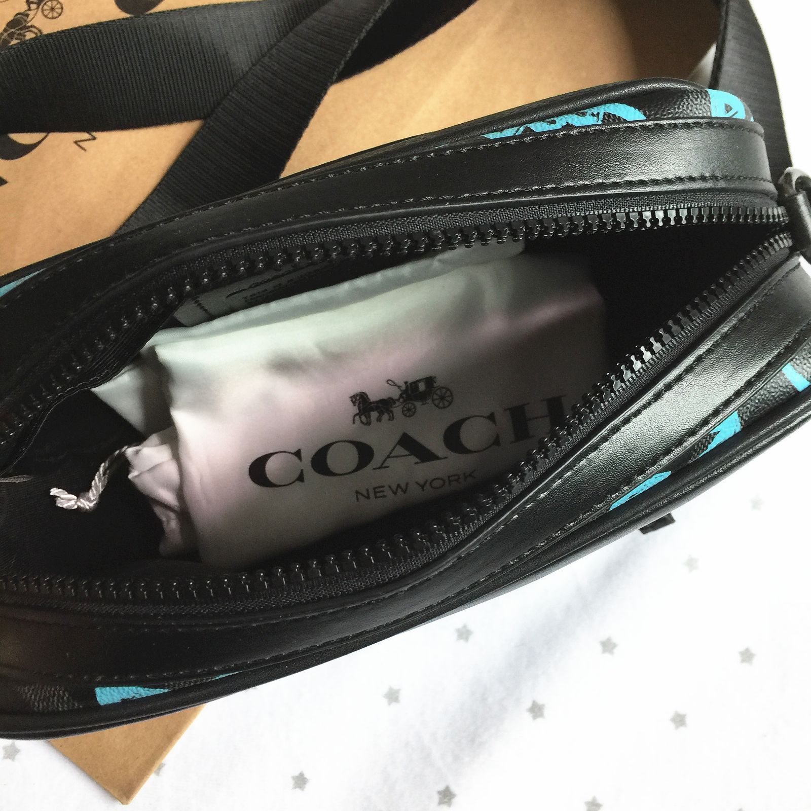 問屋 ◇新品◇COACHバッグ 2526 Guang Yu コラボ クロスボディー - メンズ