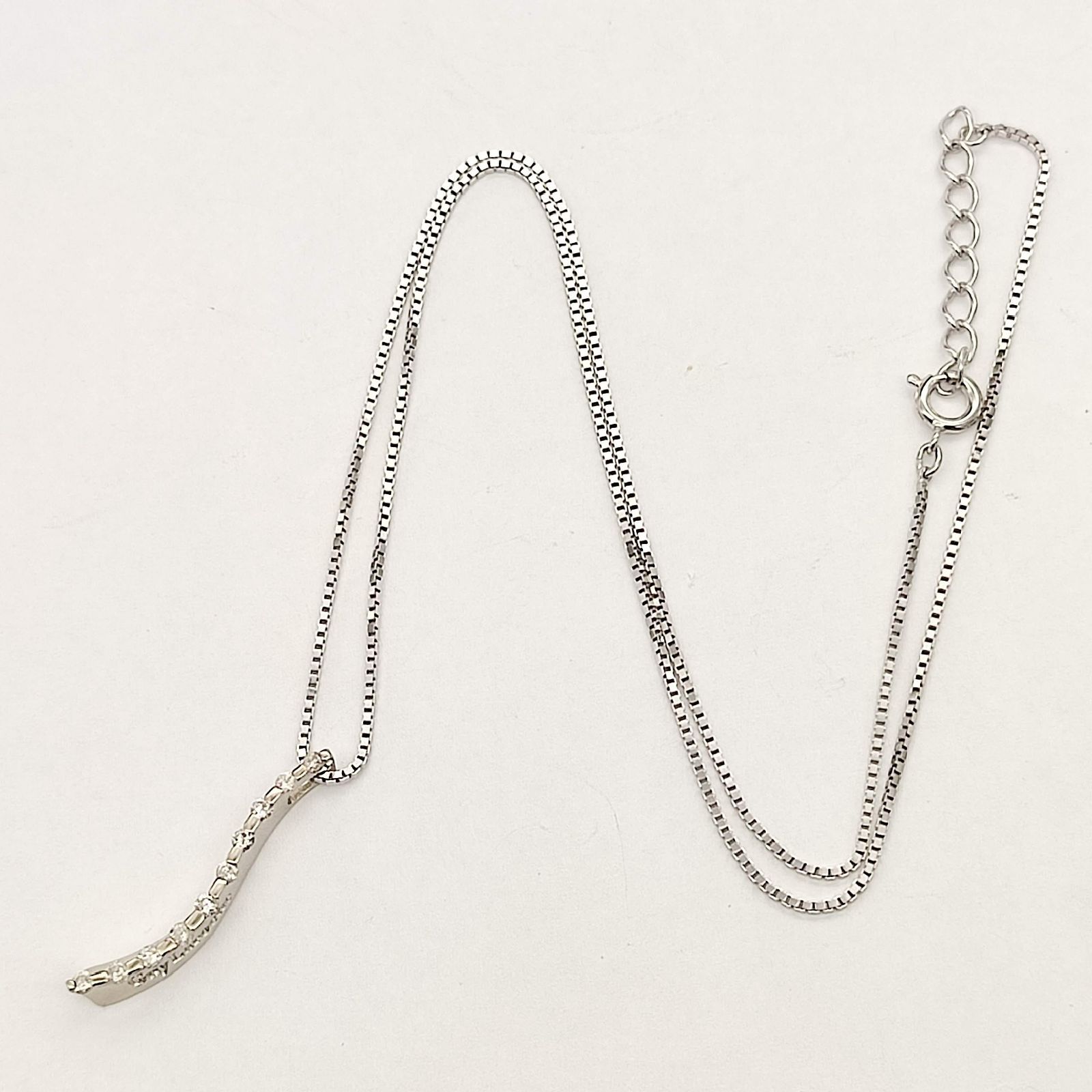 Guy Laroche シルバーネックレス クリスタル付き Guy Laroche シルバーネックレス - メルカリ