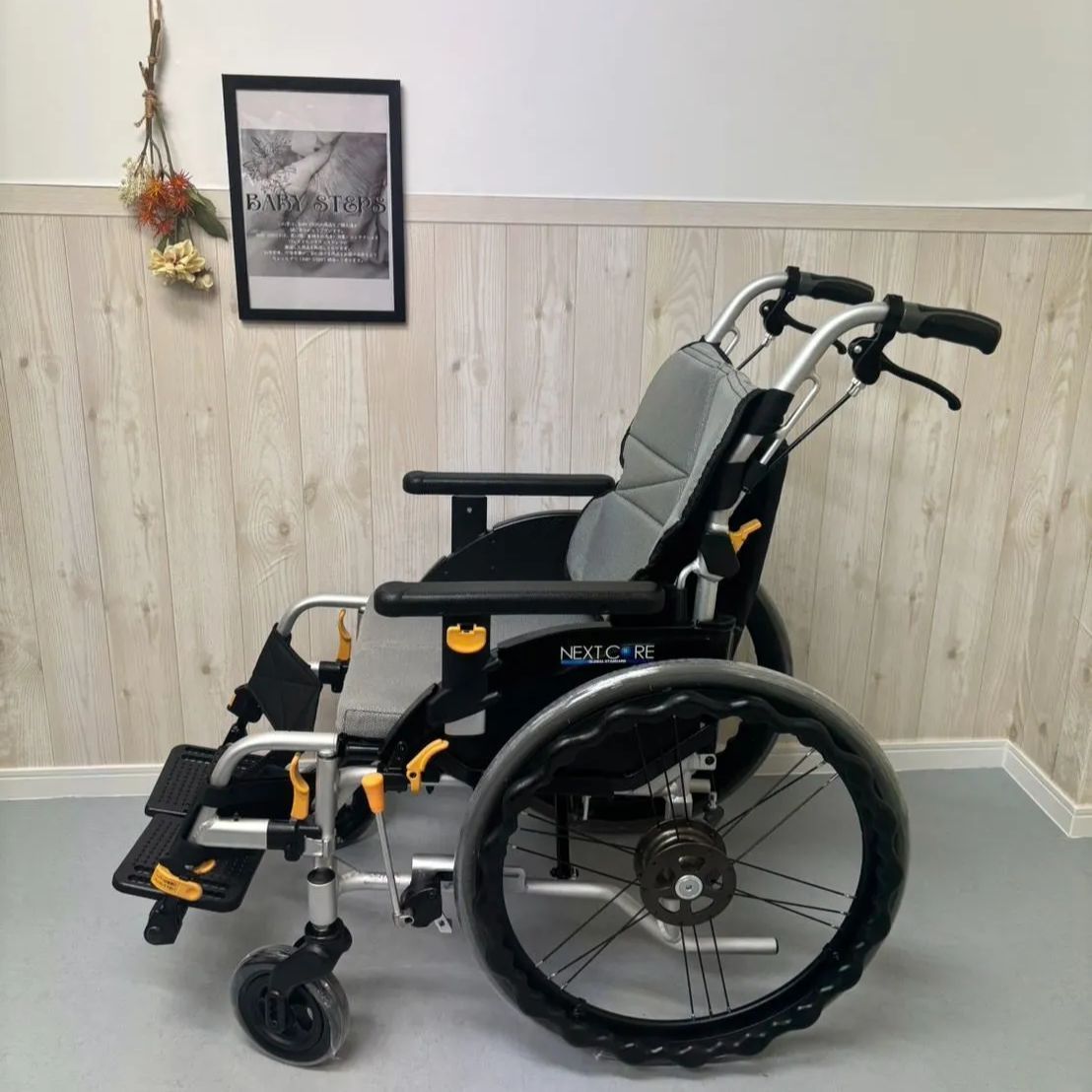 MiKiミキ車椅子MYU5-22赤／背張り調整ひじ昇降＆跳上げ脚部スイング