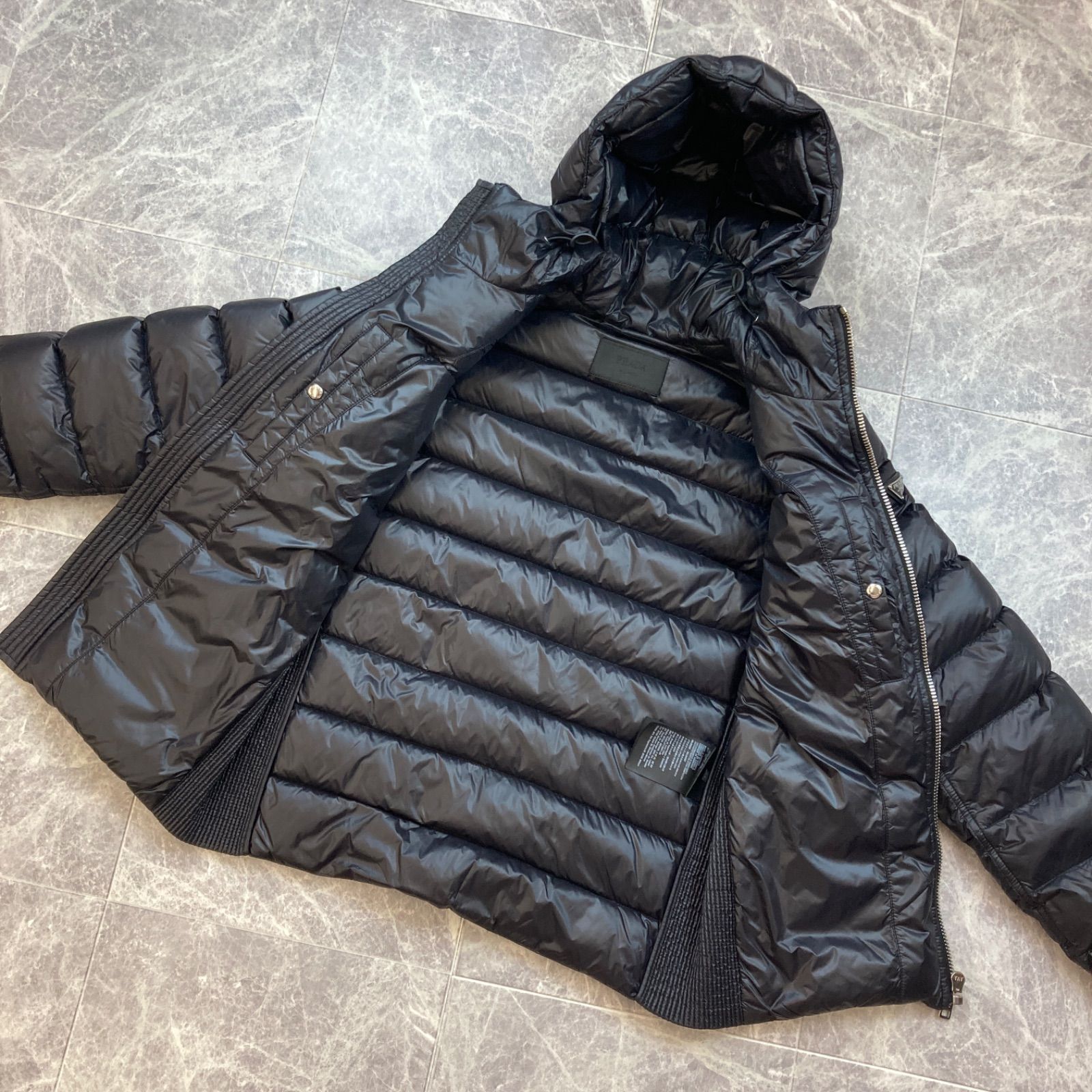 PRADA ブラック ダウンジャケット ロゴプレート