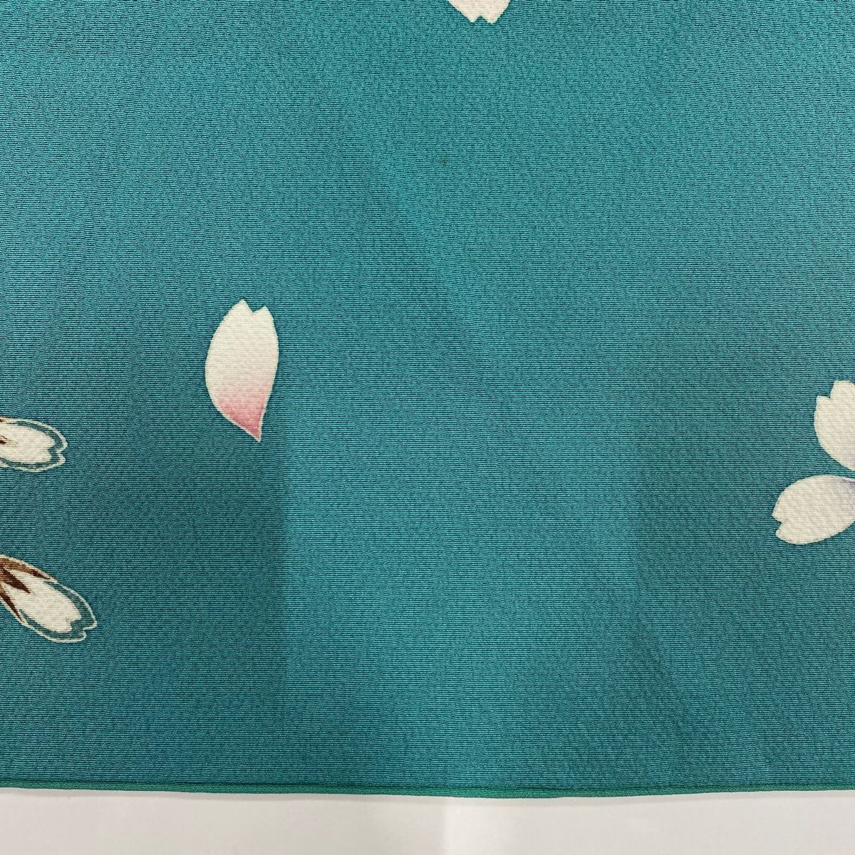 美品 小紋 水色 桜花 簪 かんざし 身丈161.0cm 裄丈65.5cm 正絹