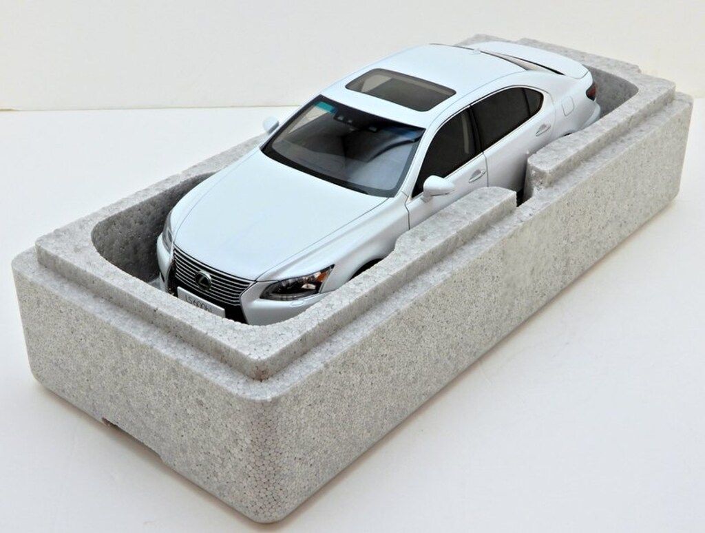 AUTOart - 【中古】AUTOart 1/18 レクサス LS600hL(ホワイトパールクリスタルシャイン/ブラック) ミニカー[10][240010443843] AUTOart 1/18SIGNATURE LEXUS LS600HL (ホワイトパール