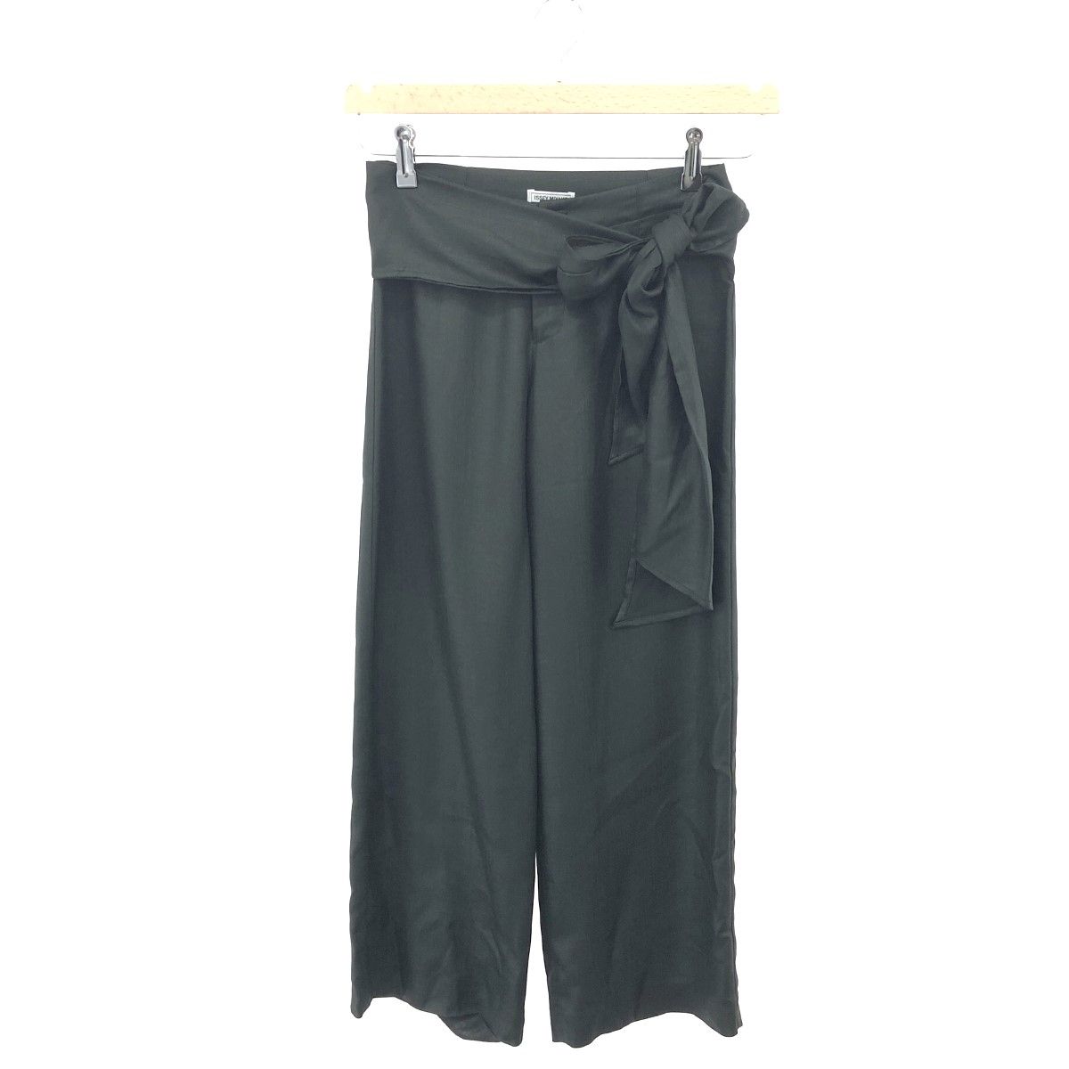 ミヤケイッセイ　　レディースパンツ ISSEY MIYAKE - me SHRINK STRIPE BLACKワイドパンツの通販 by
