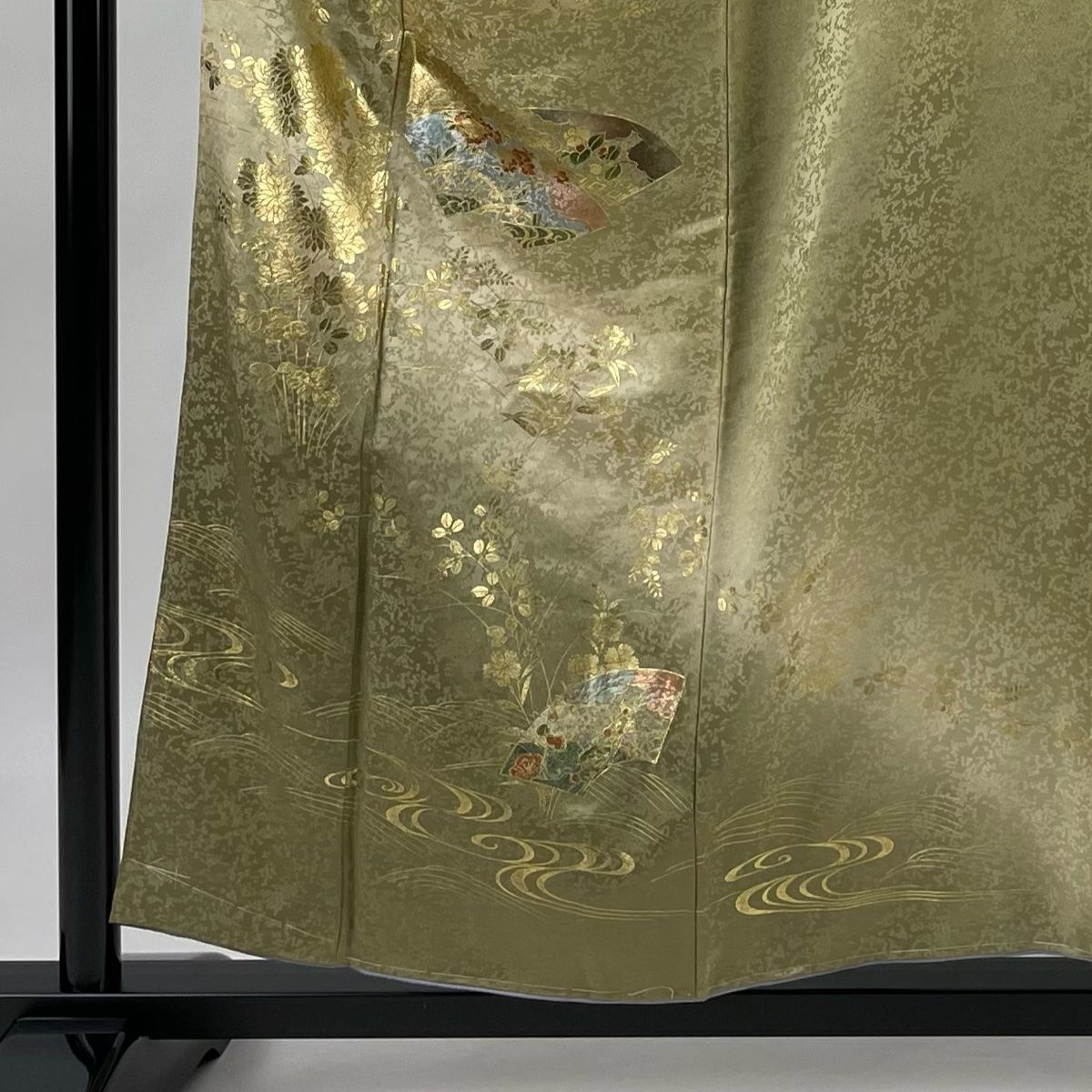 振袖 身丈154cm 裄丈64cm M 袷 落款あり 草花 蝶 金糸 金銀彩 赤紫 正絹 名品 中古 振袖 身丈154cm 裄丈64cm M 袷 御所車 草花 金糸 染め分け 薄茶色 正絹