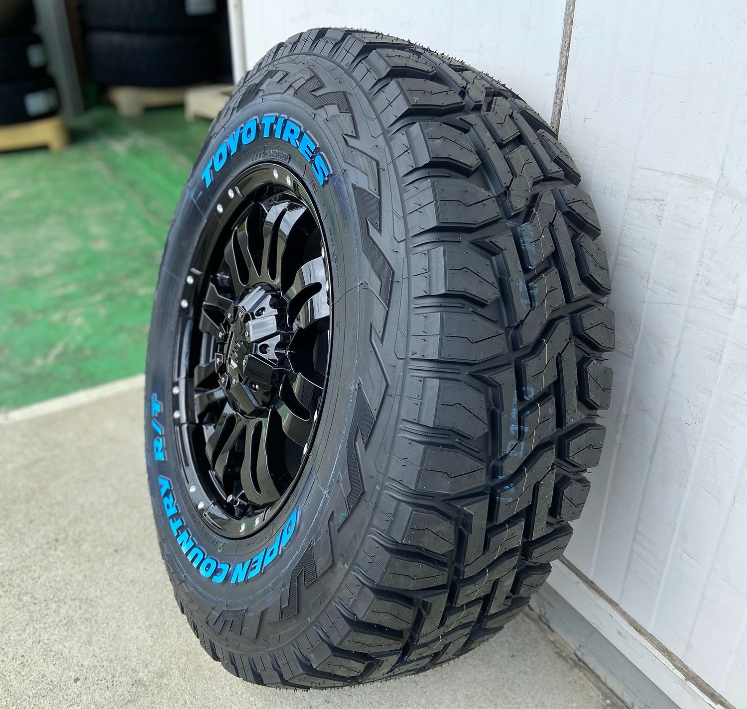 TOYO TIRES 120/150プラド ハイラックス サーフ FJ H3 サバーバン タホ SwaGGer 17インチ トーヨー オープンカントリーRT タイヤホイールセット