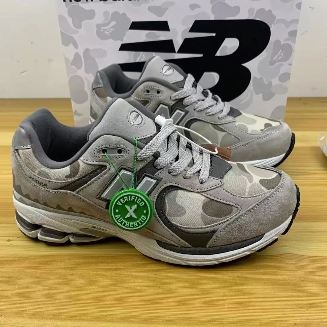 ニューバランスA BATHING APE x New Balance NB 2002Rスニーカー