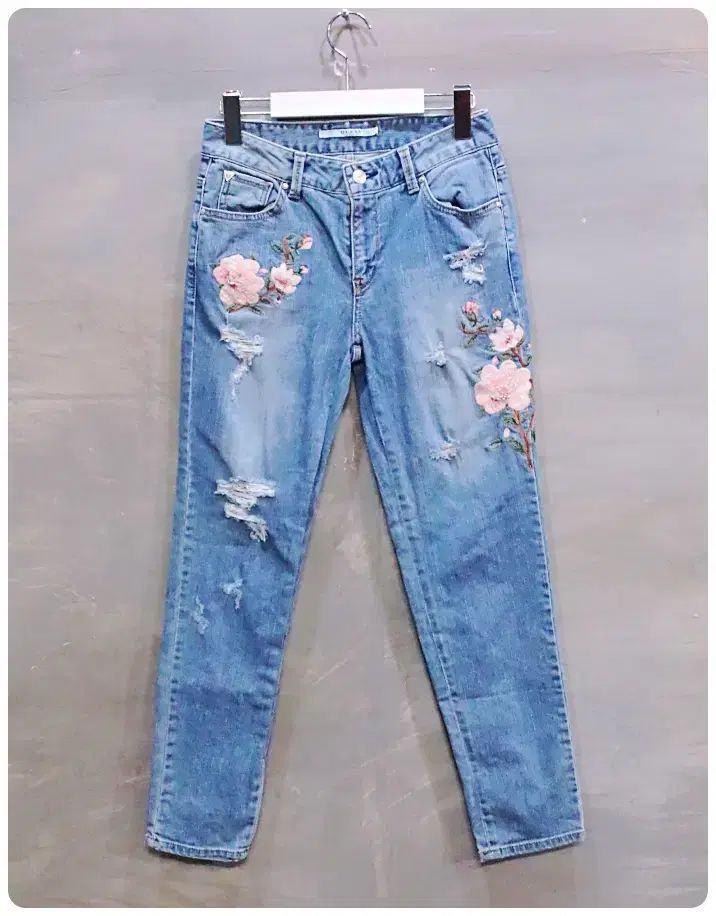 24 GUESS ゲス さくら 刺繡 ボーイフレンドフィット デニムパンツ