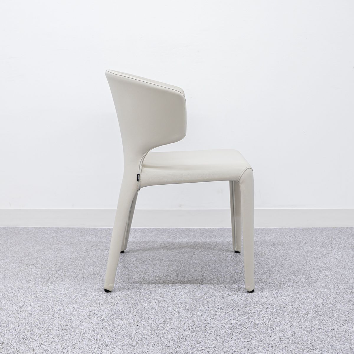 中古品】Cassina カッシーナ 367 HOLA オラ アームチェア 中古品】Cassina カッシーナ 367 HOLA オラ アームチェア