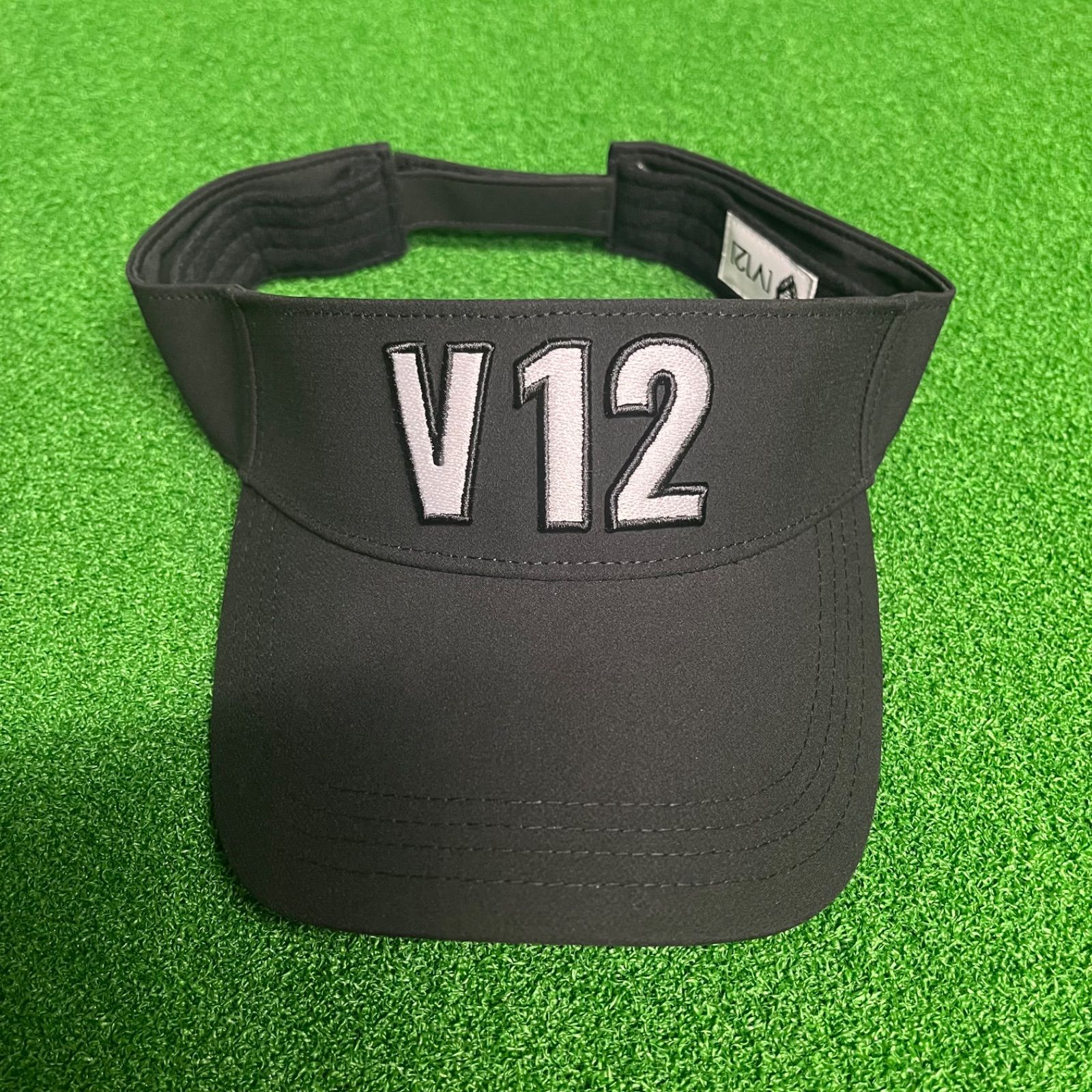 【新品】 V12 V-12 v12 サンバイザー V122420-CP04 FLAME VISOR フレームバイザー ゴルフ 帽子 定価7,700円 黒 白 バイザー マジックテープ