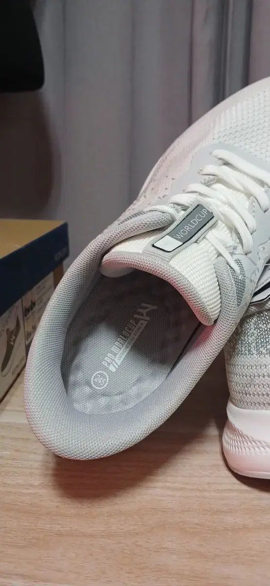 LINE ランニングシューズ