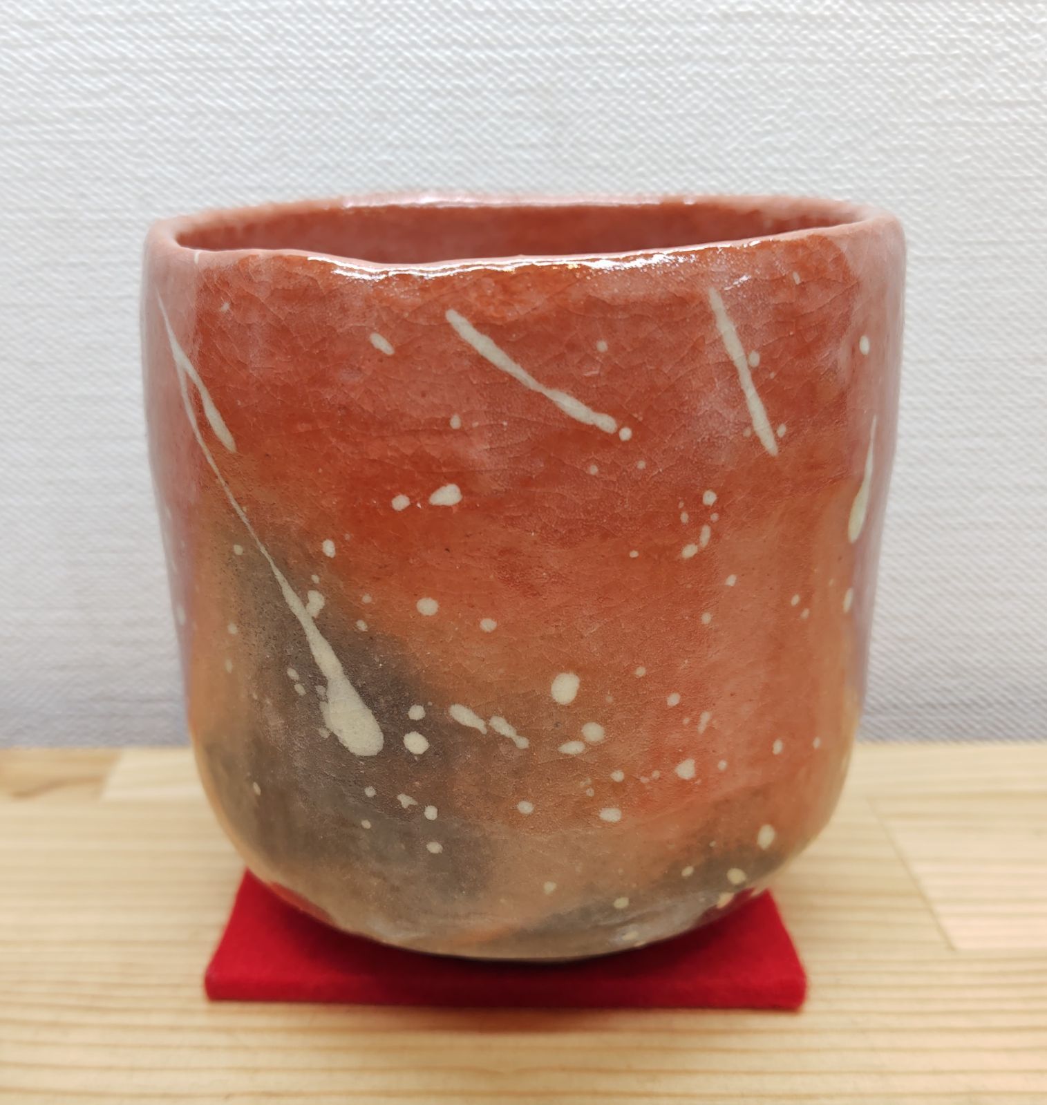 逢絢亭 茶道具 筒茶碗 楽焼 赤楽 雪片の図 松楽窯 紙箱入り