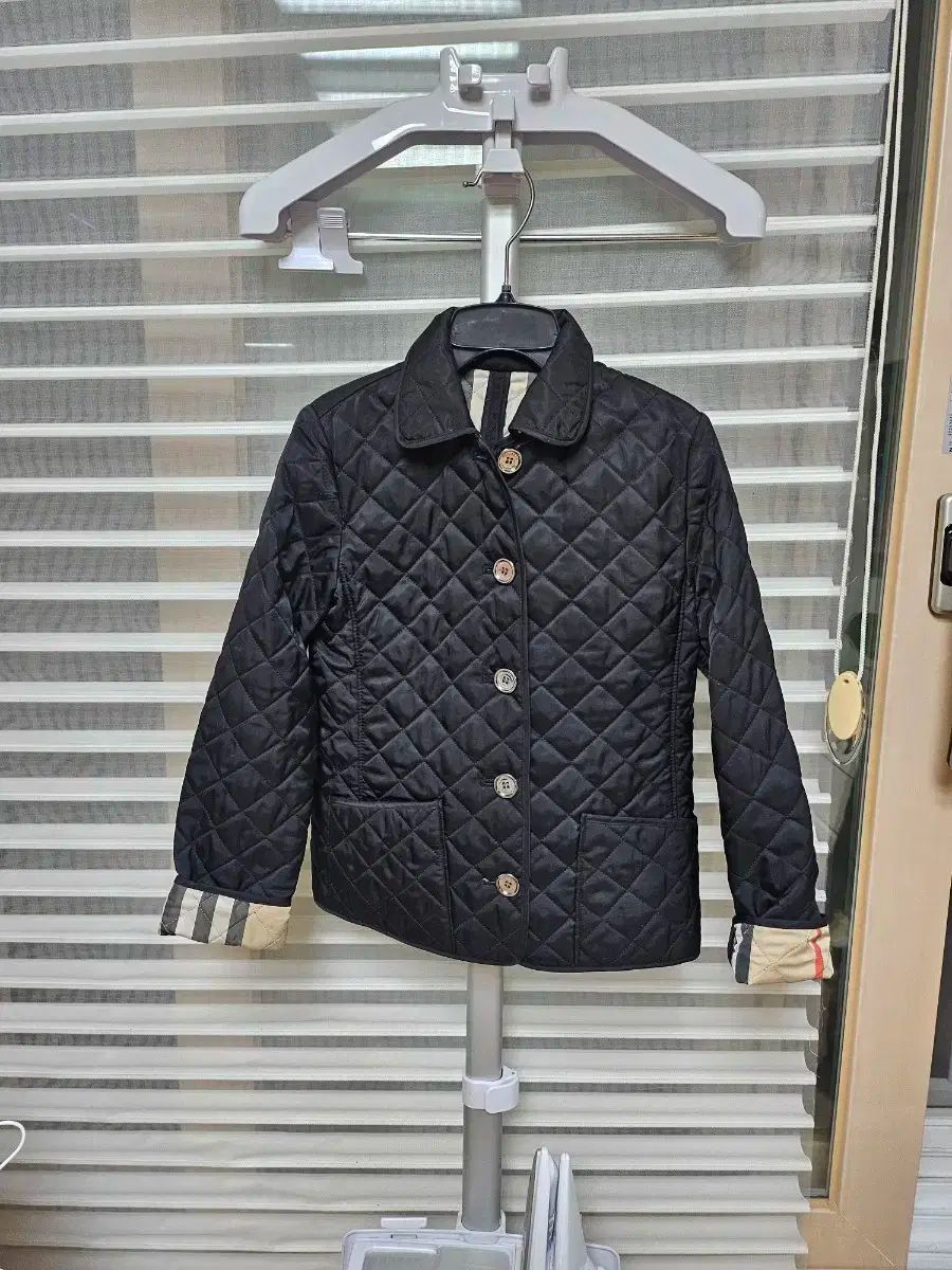 バーバリー ブラック キッズキルティング ジャケット 10y