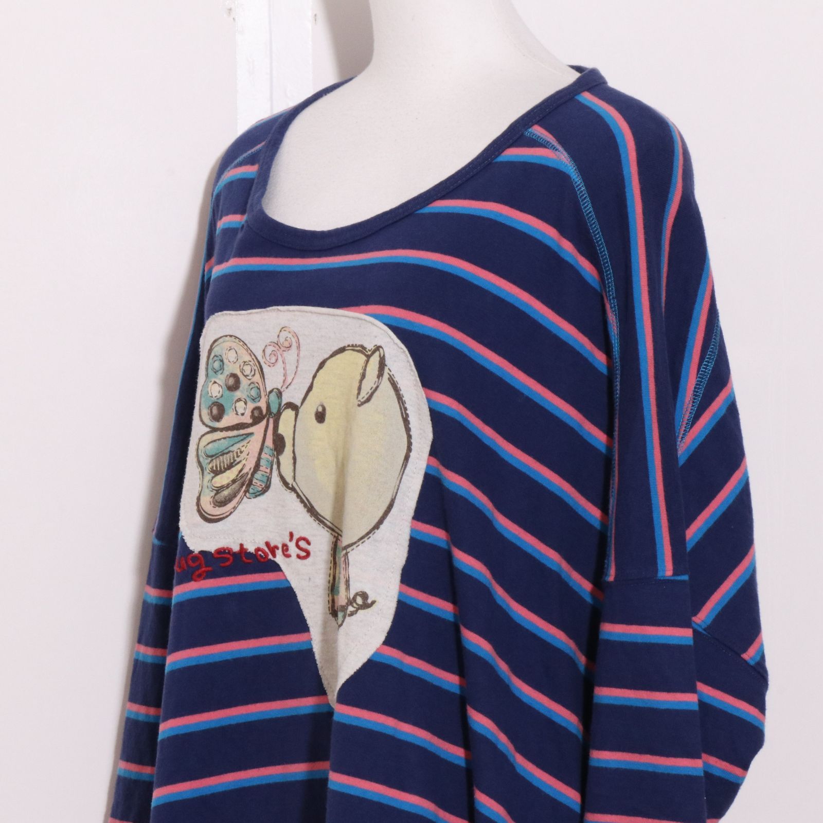 ドラッグストアーズ　うずブタ七分袖チュニック　新品タグ付き　F ぶらぶらねこ刺しゅう入裾ドロストチュニックTシャツ＜大きい